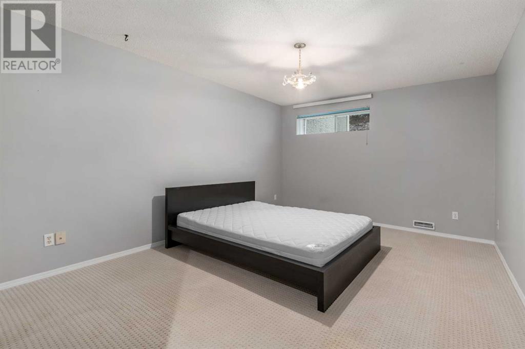 Single Family House for Sale in  Silver Creek Mews NW Silver Springs Calgary 