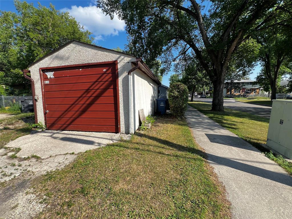 Photo 6 of 819 Ebby Avenue, Winnipeg MB