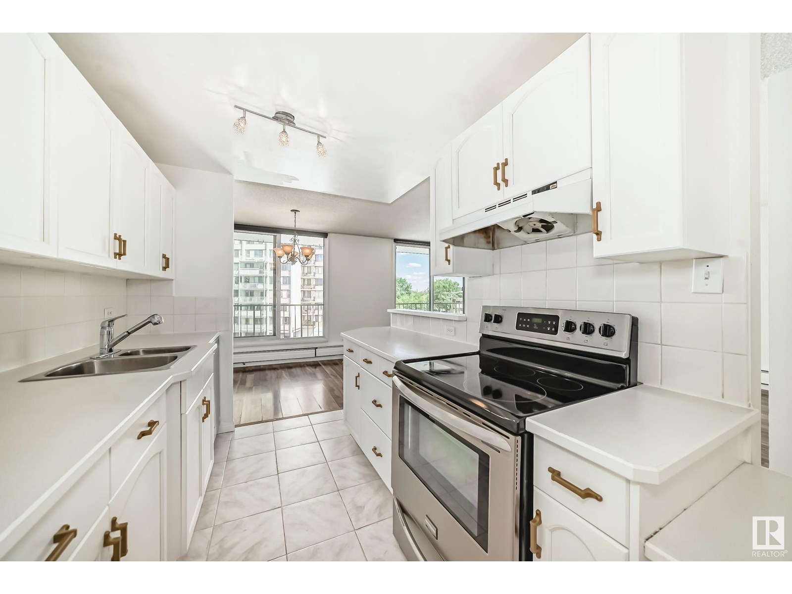 Photo 12 of 406 10135 Saskatchewan Dr Nw Nw, Edmonton AB