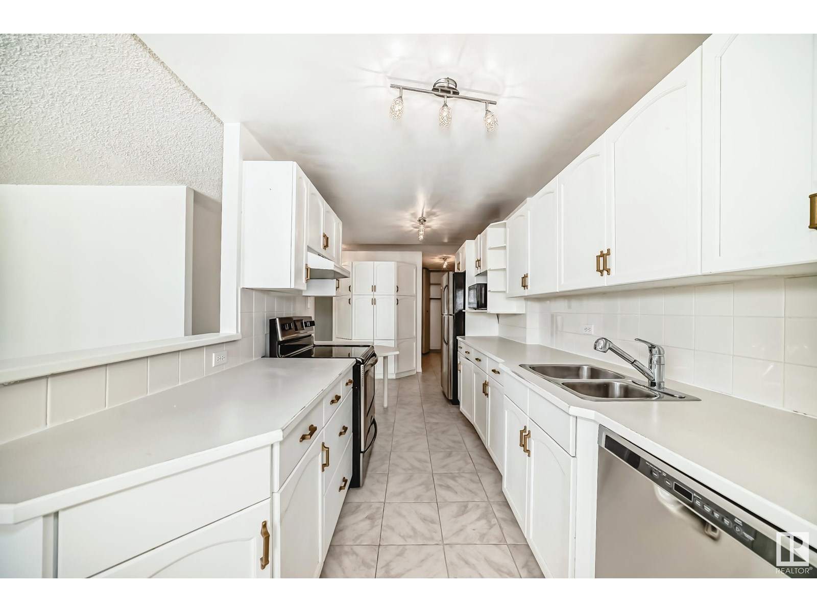 Photo 5 of 406 10135 Saskatchewan Dr Nw Nw, Edmonton AB