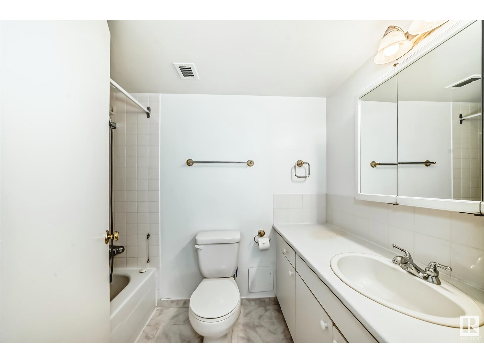 Photo 9 of 406 10135 Saskatchewan Dr Nw Nw, Edmonton AB