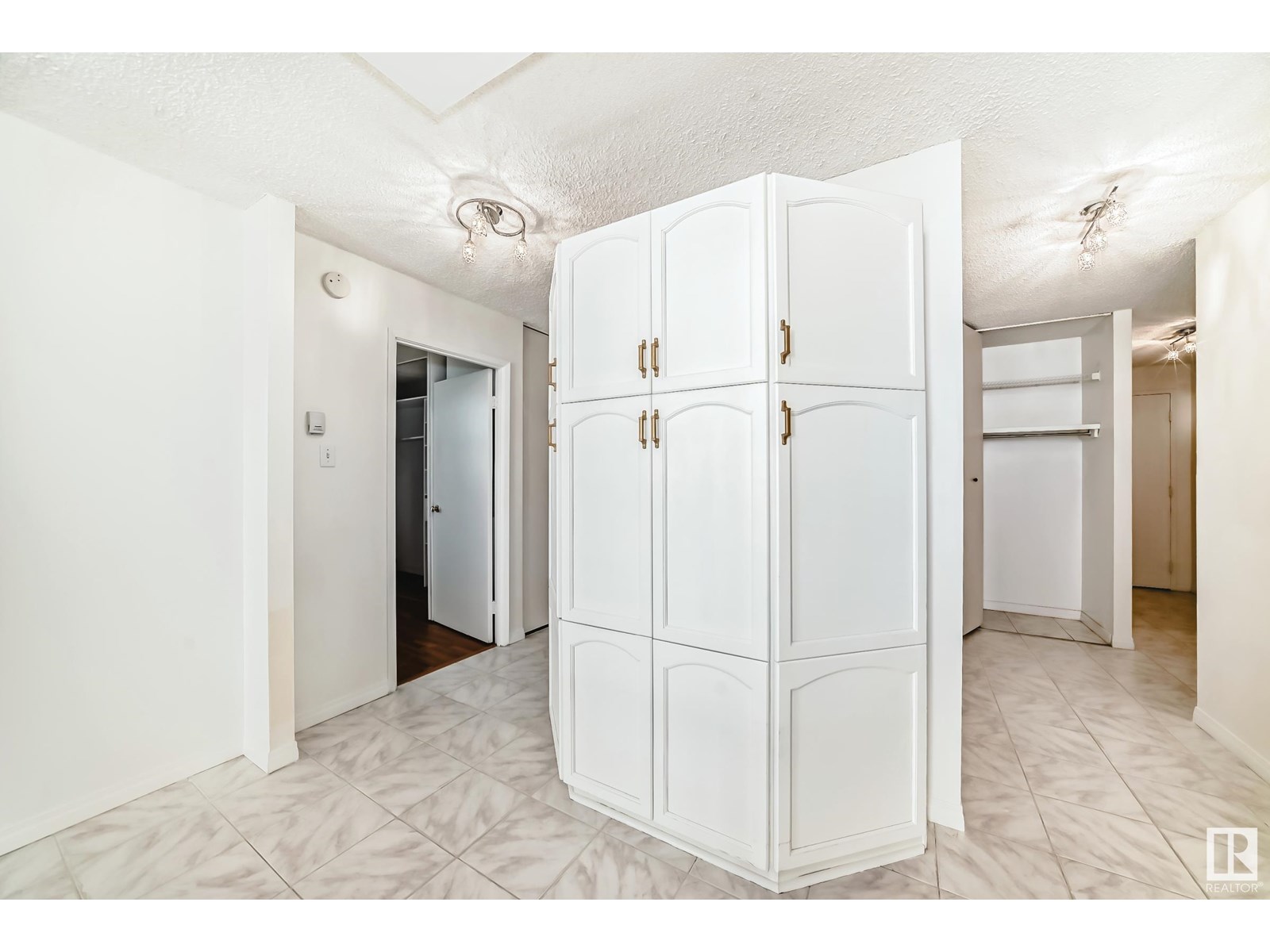 Photo 8 of 406 10135 Saskatchewan Dr Nw Nw, Edmonton AB