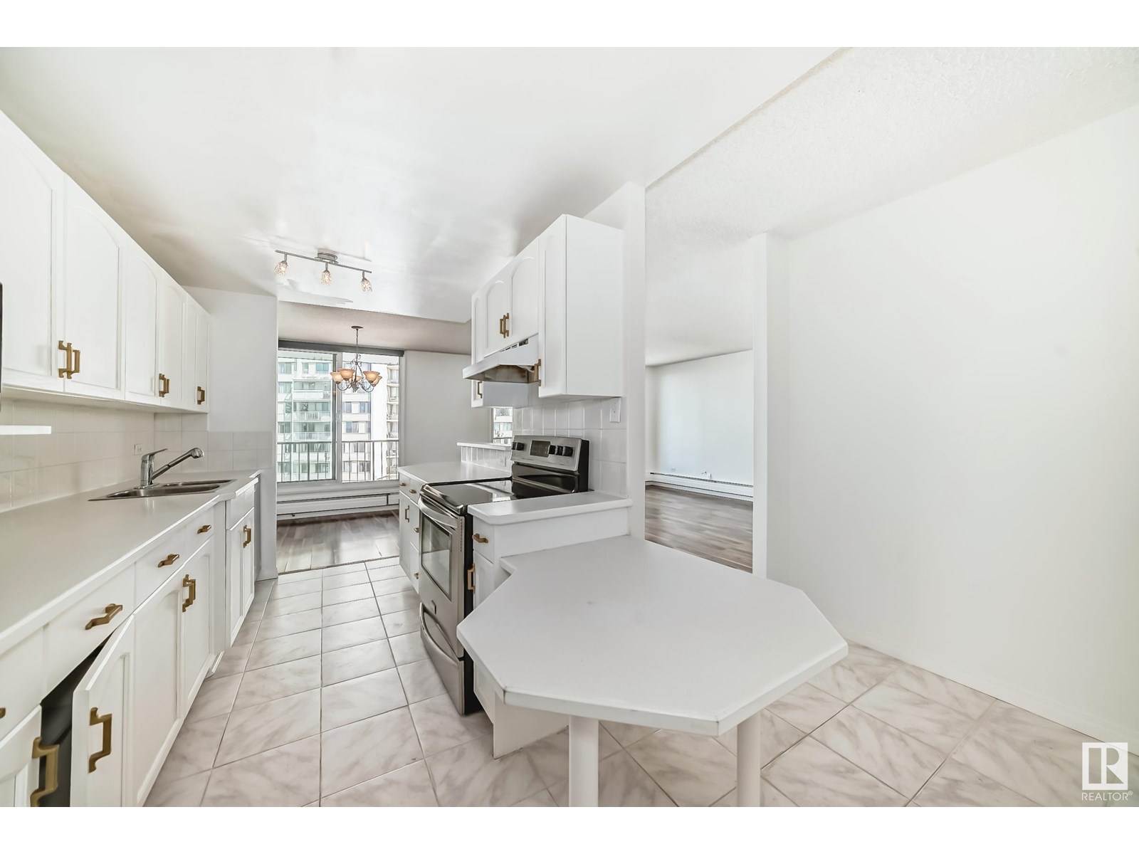 Photo 14 of 406 10135 Saskatchewan Dr Nw Nw, Edmonton AB