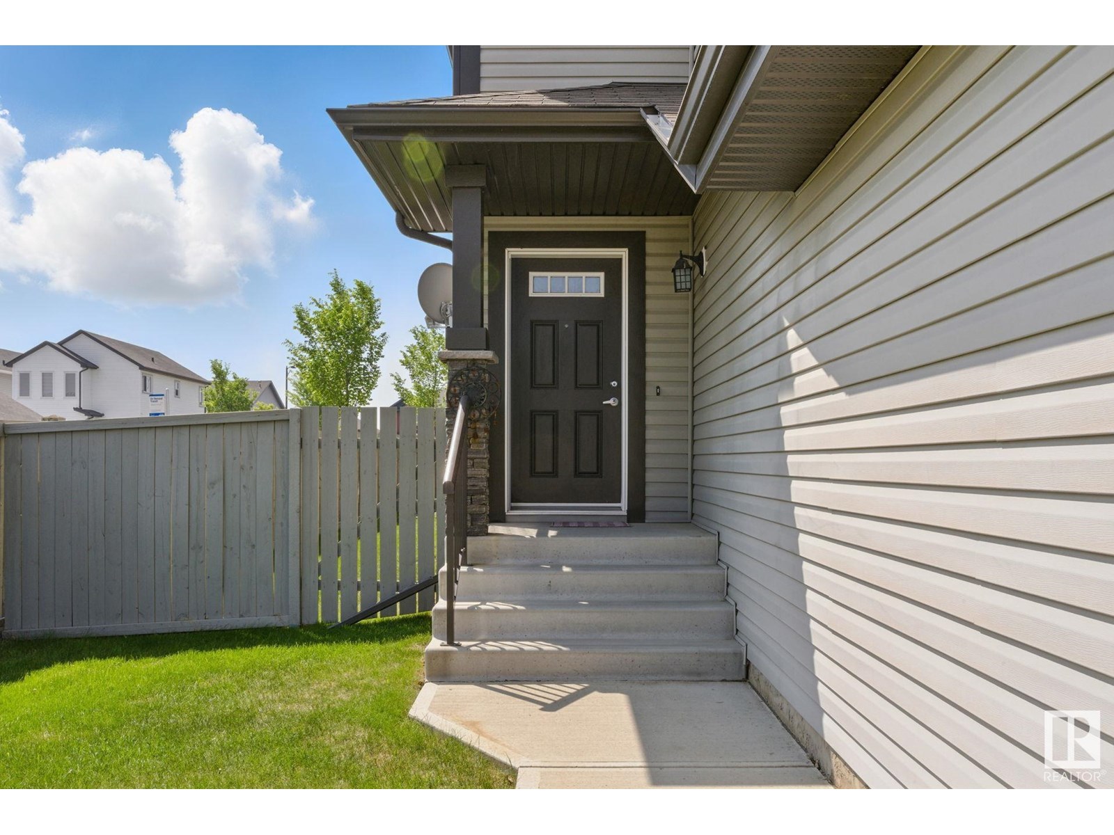 Photo 4 of 1403 30 Av Nw, Edmonton AB