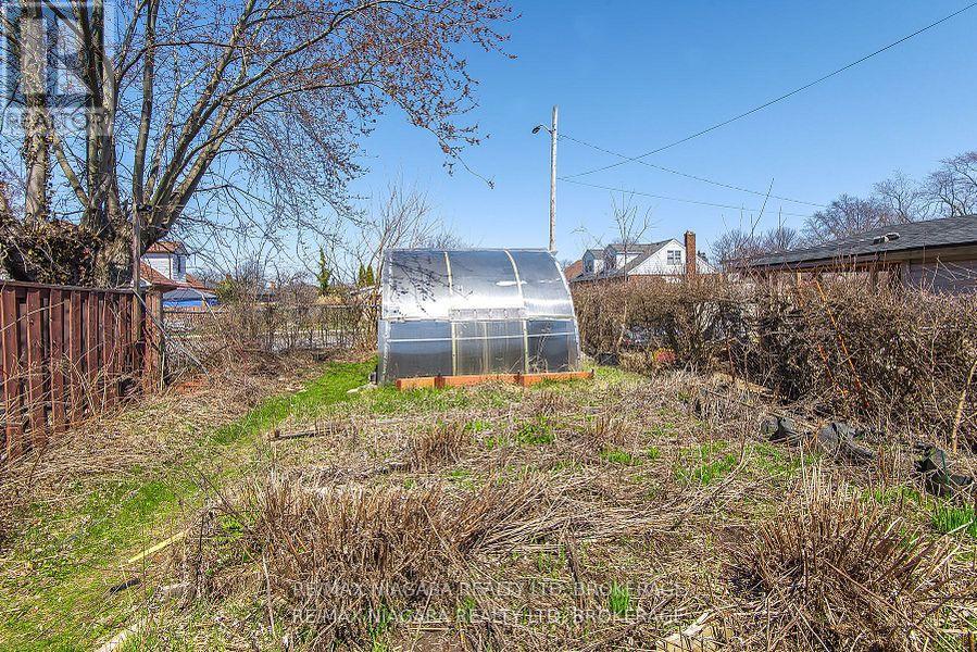 Photo 3 of 203 Kilgour Avenue, Welland ON