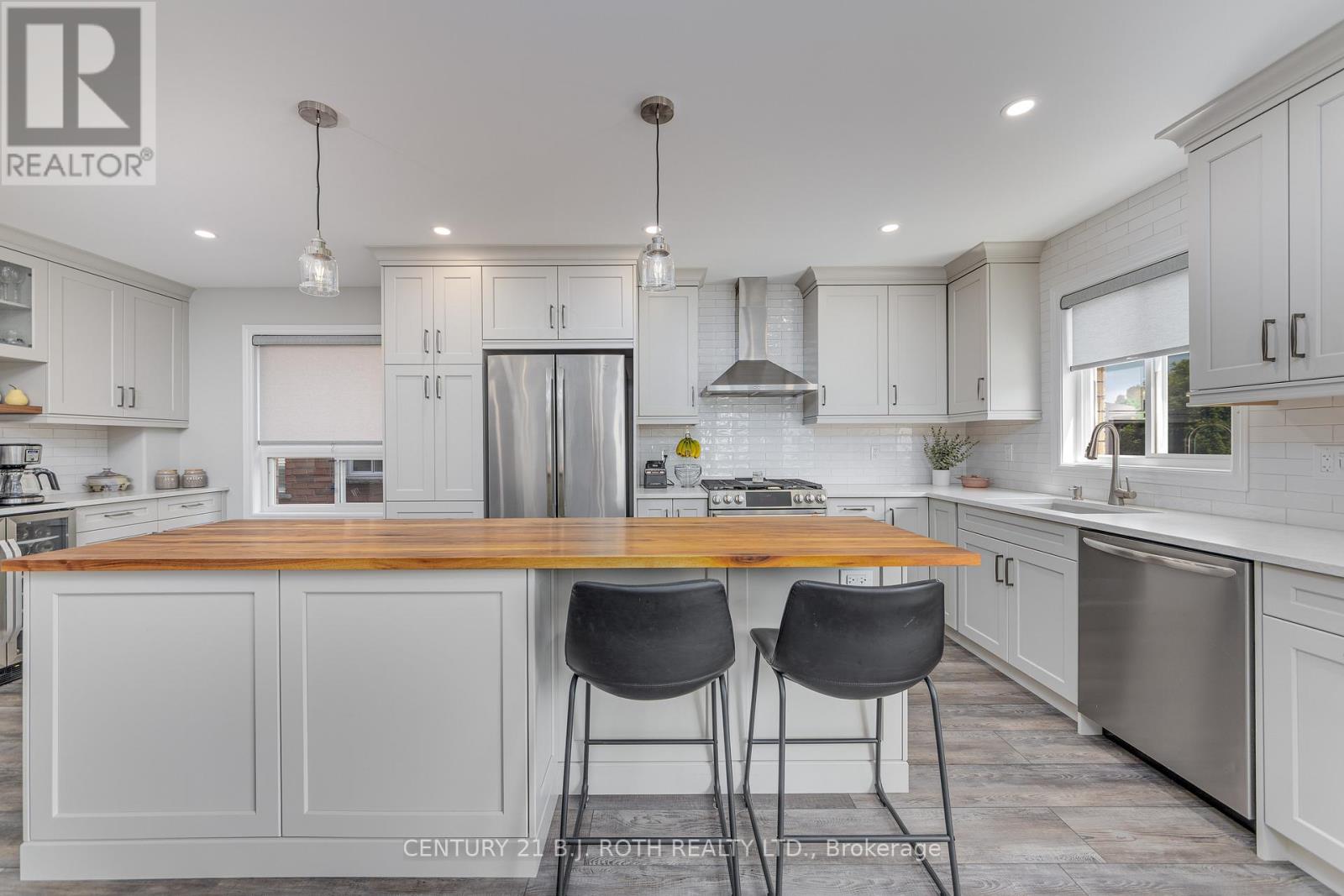 Photo 11 of 143 Crompton Drive, Barrie ON