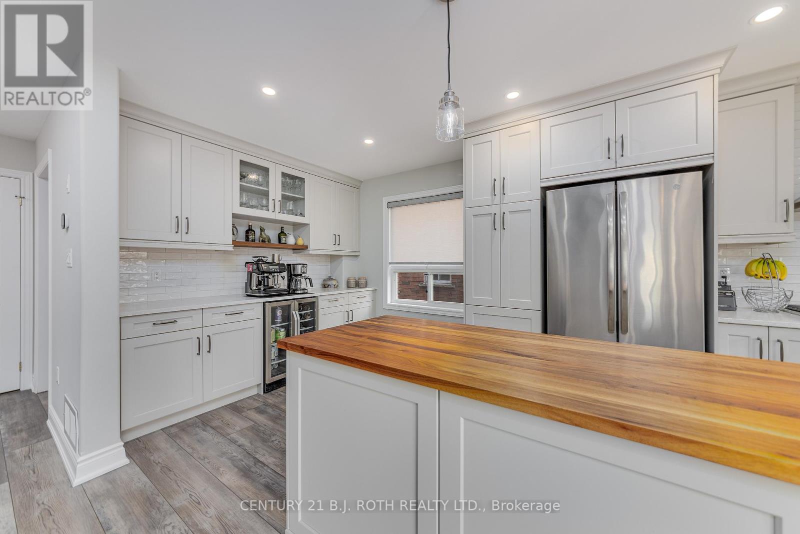 Photo 12 of 143 Crompton Drive, Barrie ON