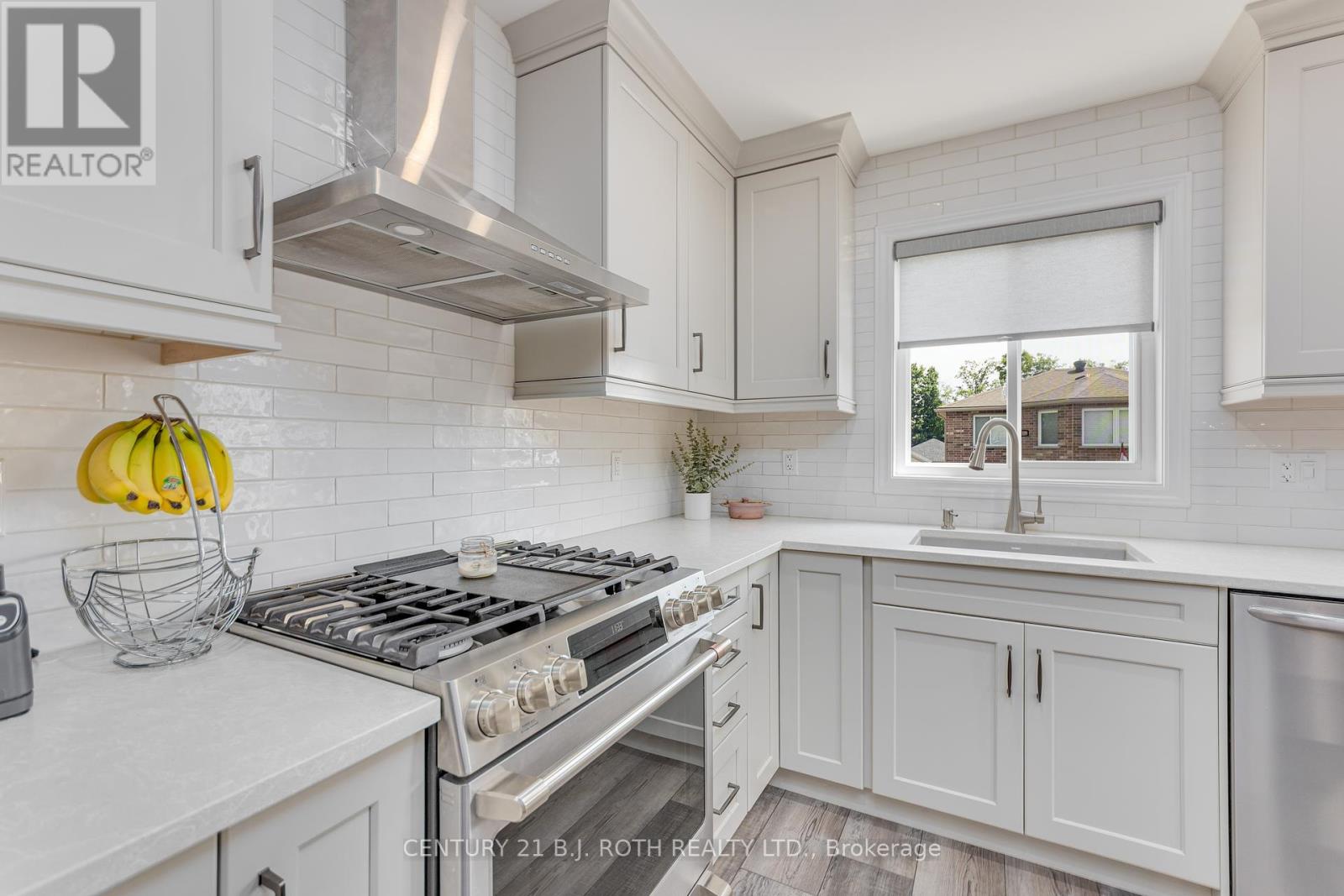 Photo 15 of 143 Crompton Drive, Barrie ON