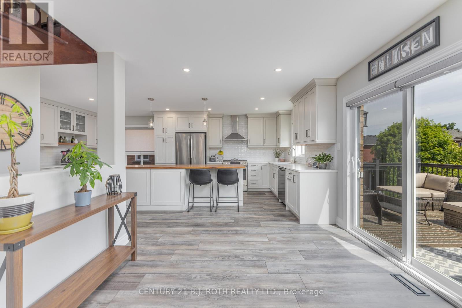 Photo 17 of 143 Crompton Drive, Barrie ON