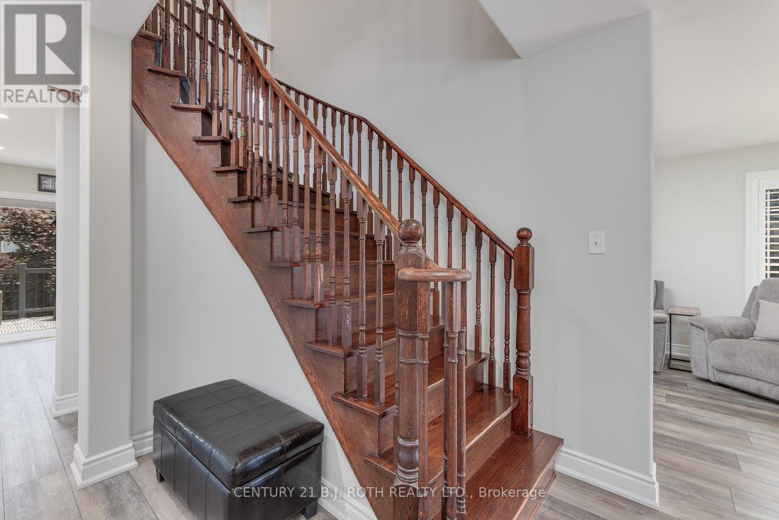 Photo 23 of 143 Crompton Drive, Barrie ON