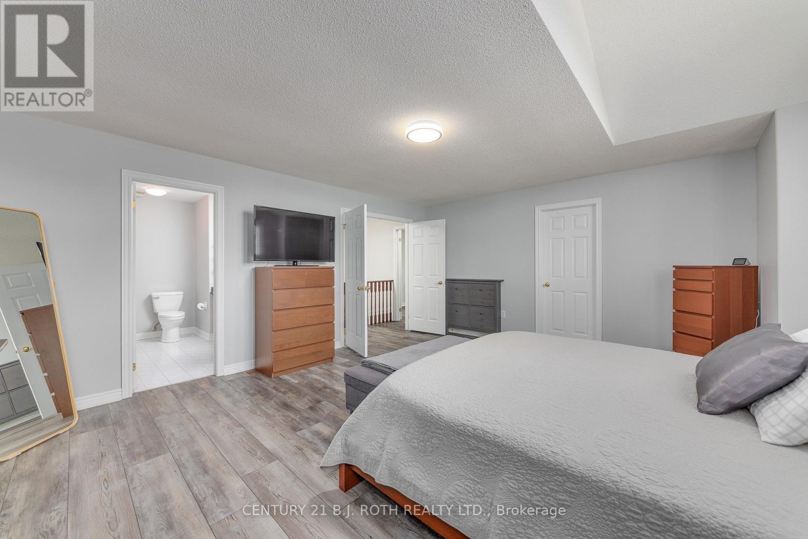 Photo 26 of 143 Crompton Drive, Barrie ON