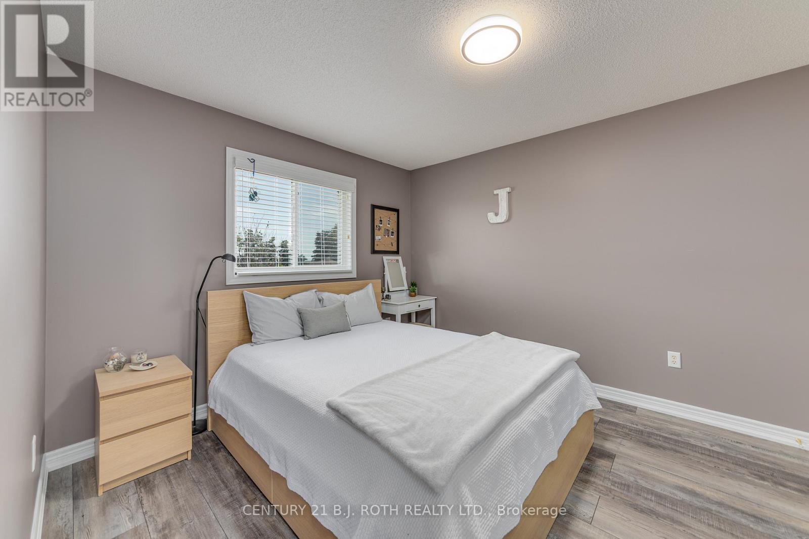 Photo 30 of 143 Crompton Drive, Barrie ON