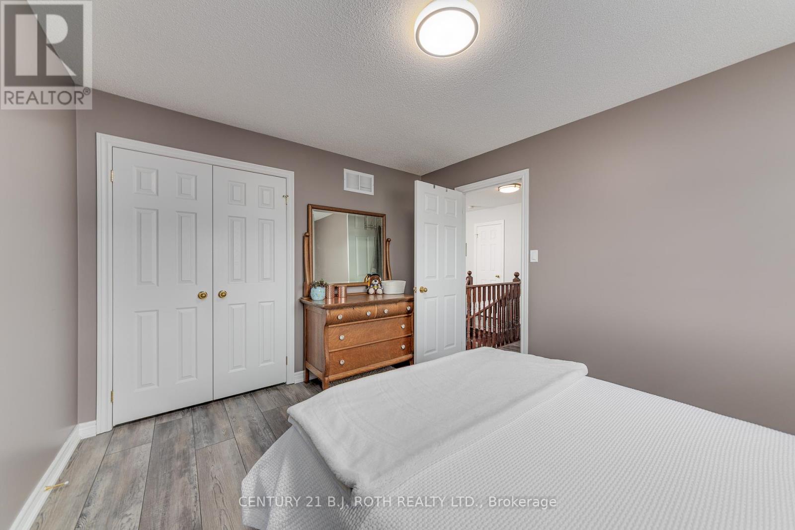 Photo 31 of 143 Crompton Drive, Barrie ON