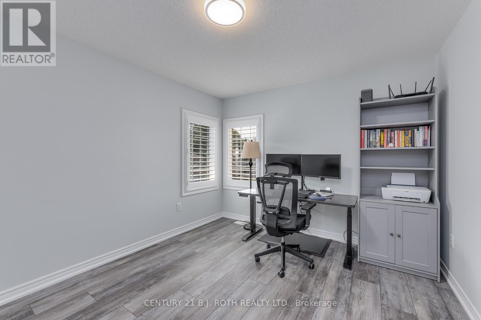 Photo 32 of 143 Crompton Drive, Barrie ON