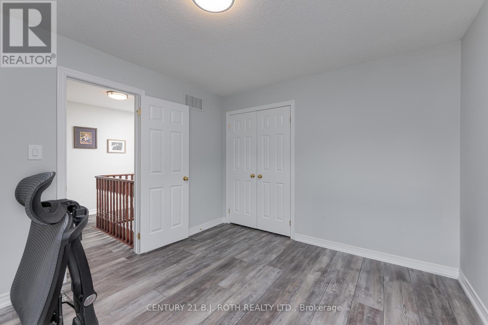 Photo 33 of 143 Crompton Drive, Barrie ON