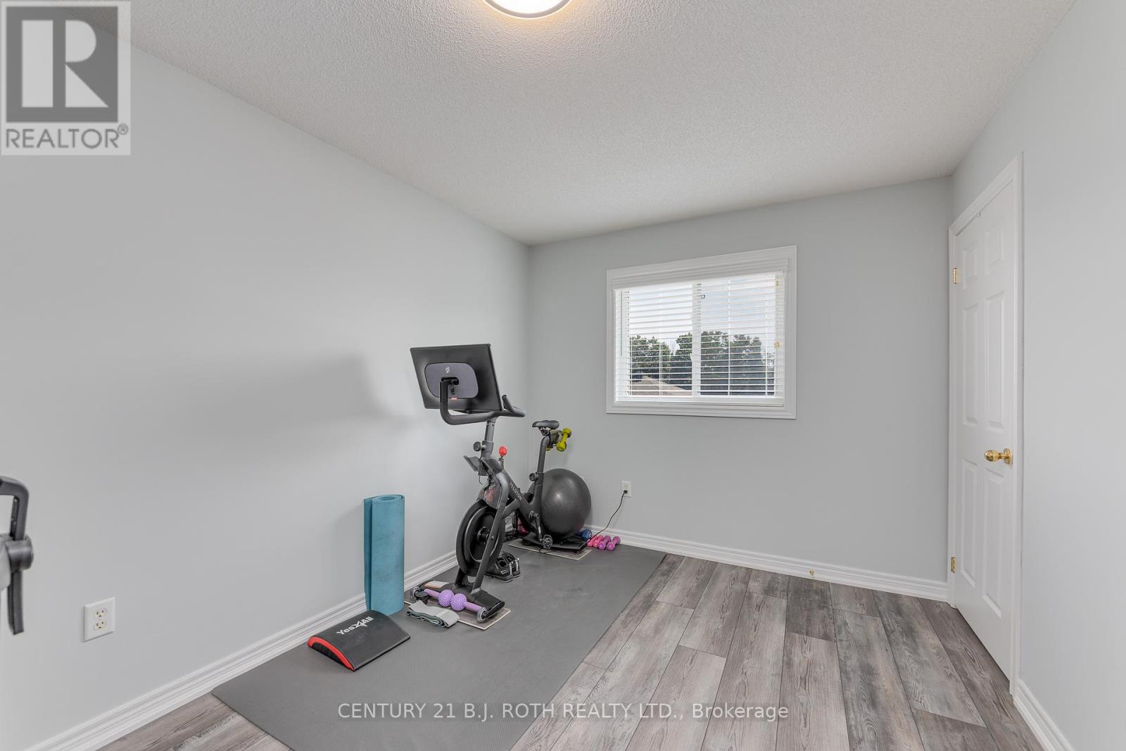 Photo 35 of 143 Crompton Drive, Barrie ON