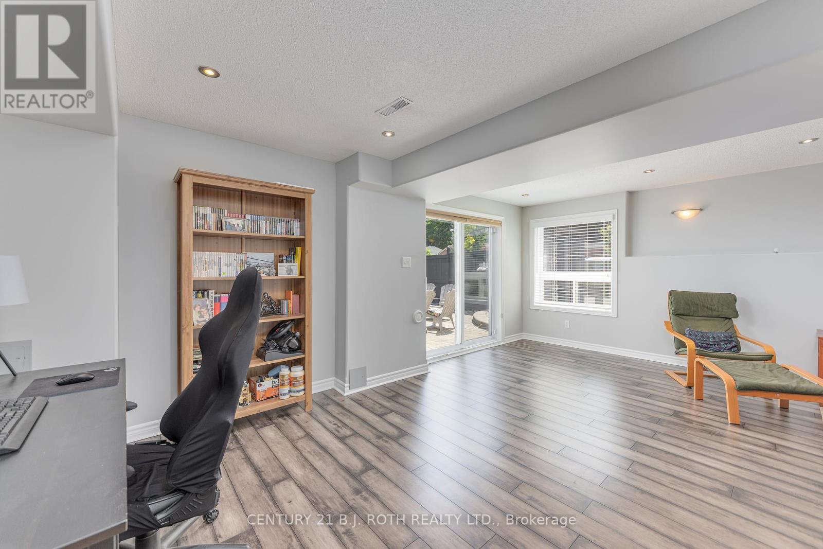 Photo 37 of 143 Crompton Drive, Barrie ON