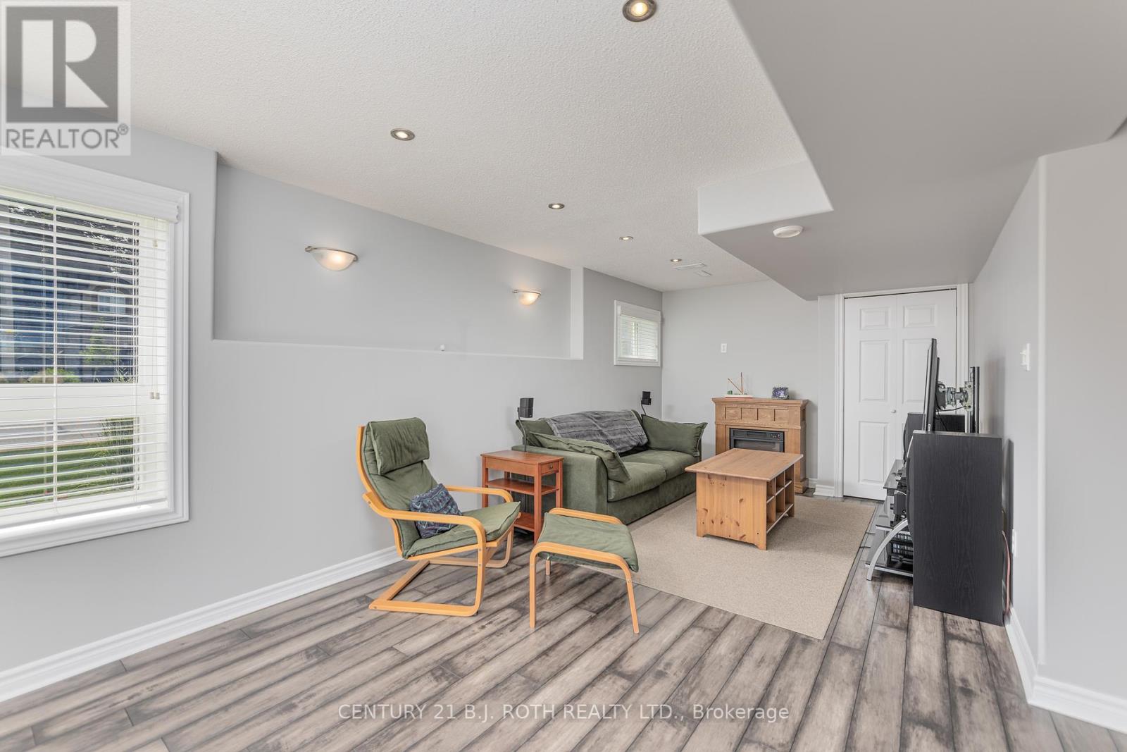 Photo 39 of 143 Crompton Drive, Barrie ON