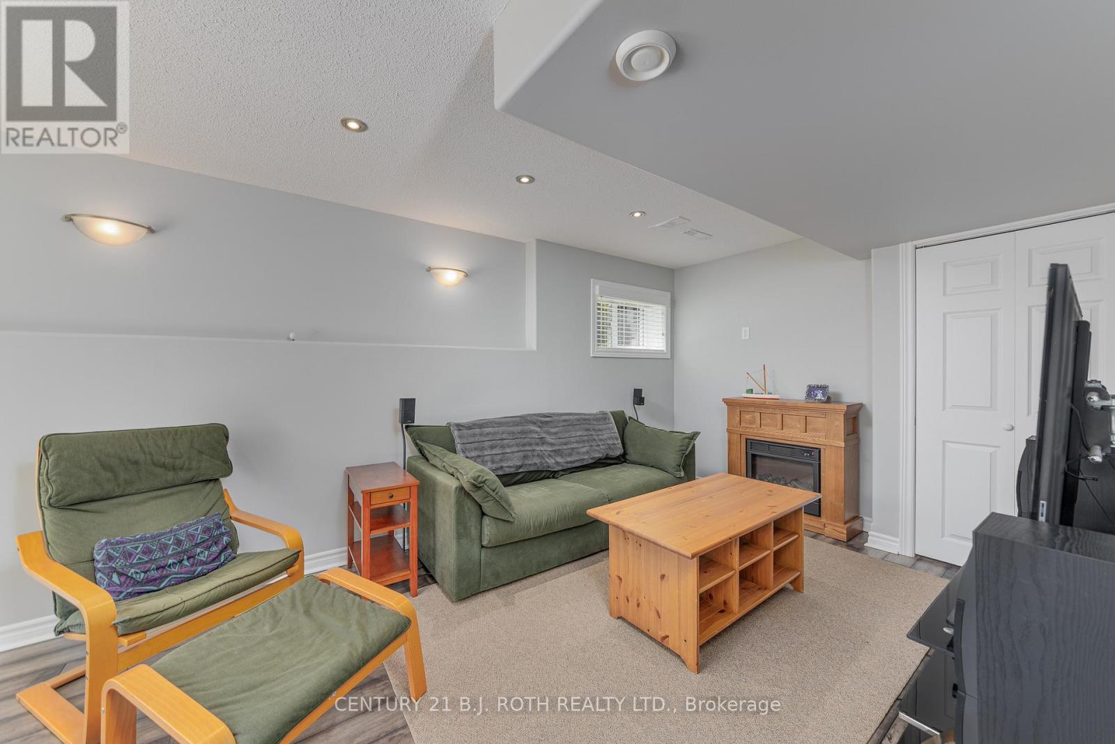Photo 40 of 143 Crompton Drive, Barrie ON
