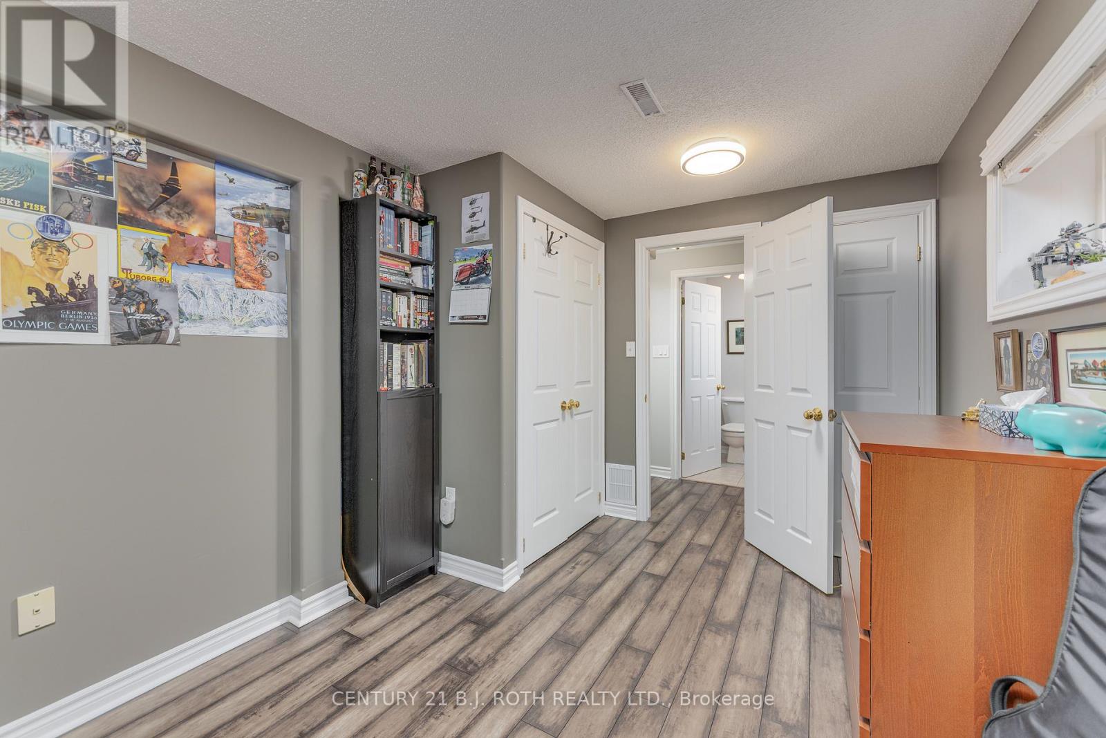 Photo 42 of 143 Crompton Drive, Barrie ON