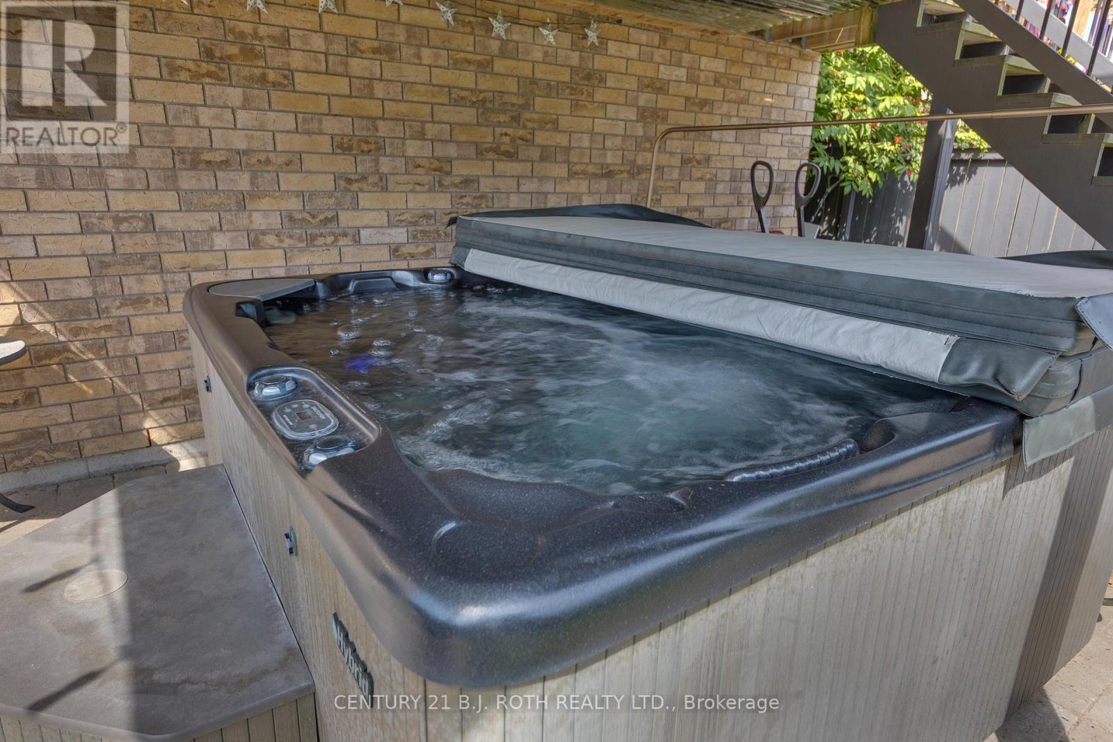 Photo 45 of 143 Crompton Drive, Barrie ON