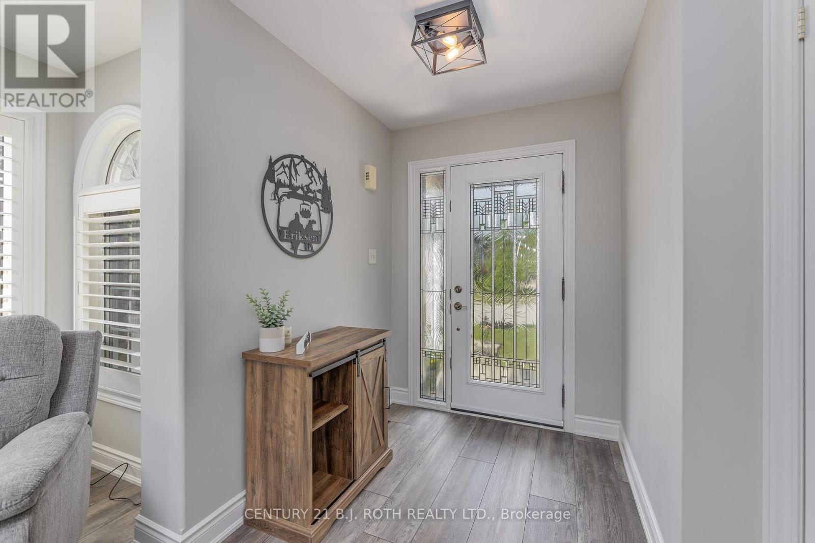 Photo 5 of 143 Crompton Drive, Barrie ON