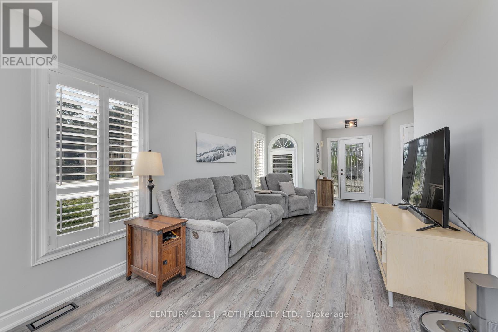 Photo 6 of 143 Crompton Drive, Barrie ON