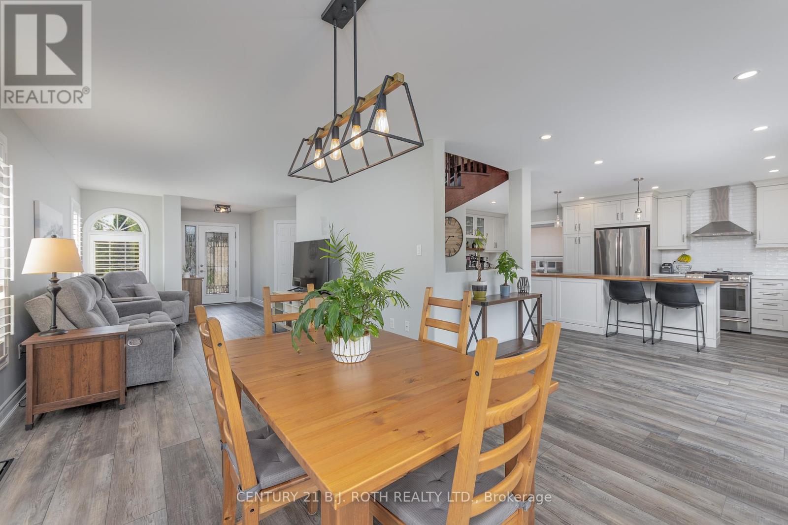 Photo 9 of 143 Crompton Drive, Barrie ON