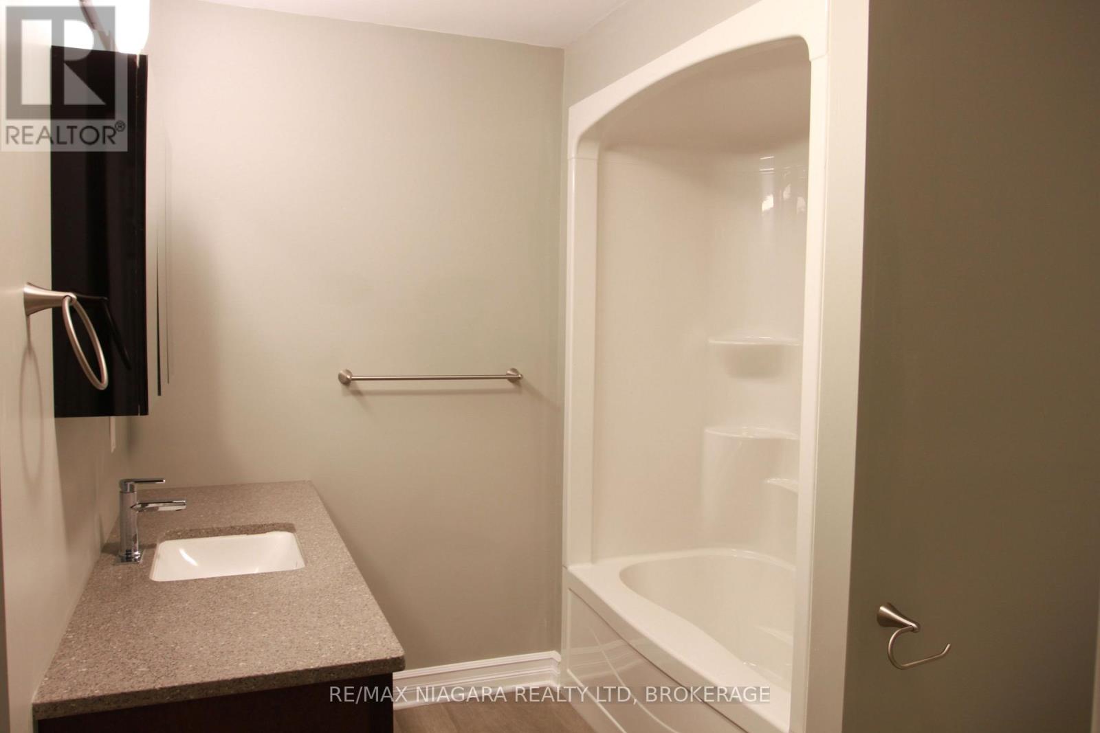 Photo 15 of 21 Wintemute Street, Fort Erie ON