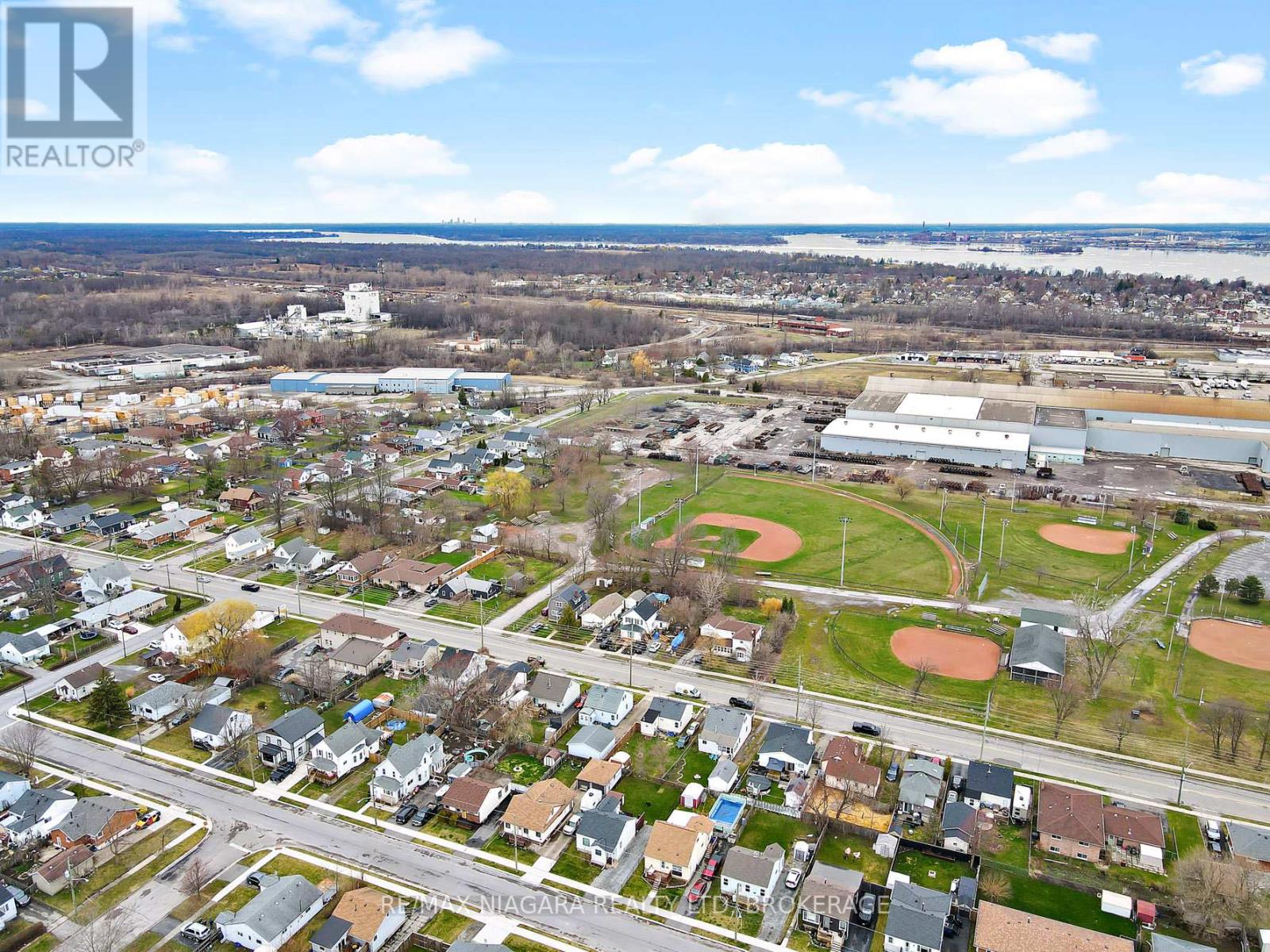 Photo 35 of 207 Gilmore Road, Fort Erie ON