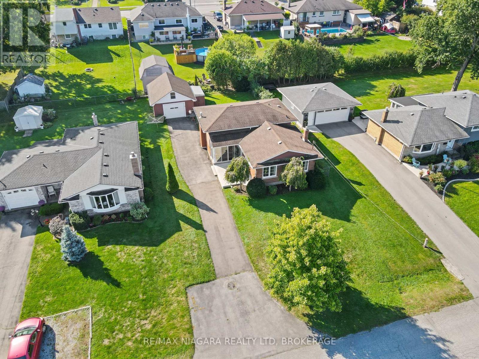 Photo 34 of 134 Champlain Drive N, Fort Erie ON