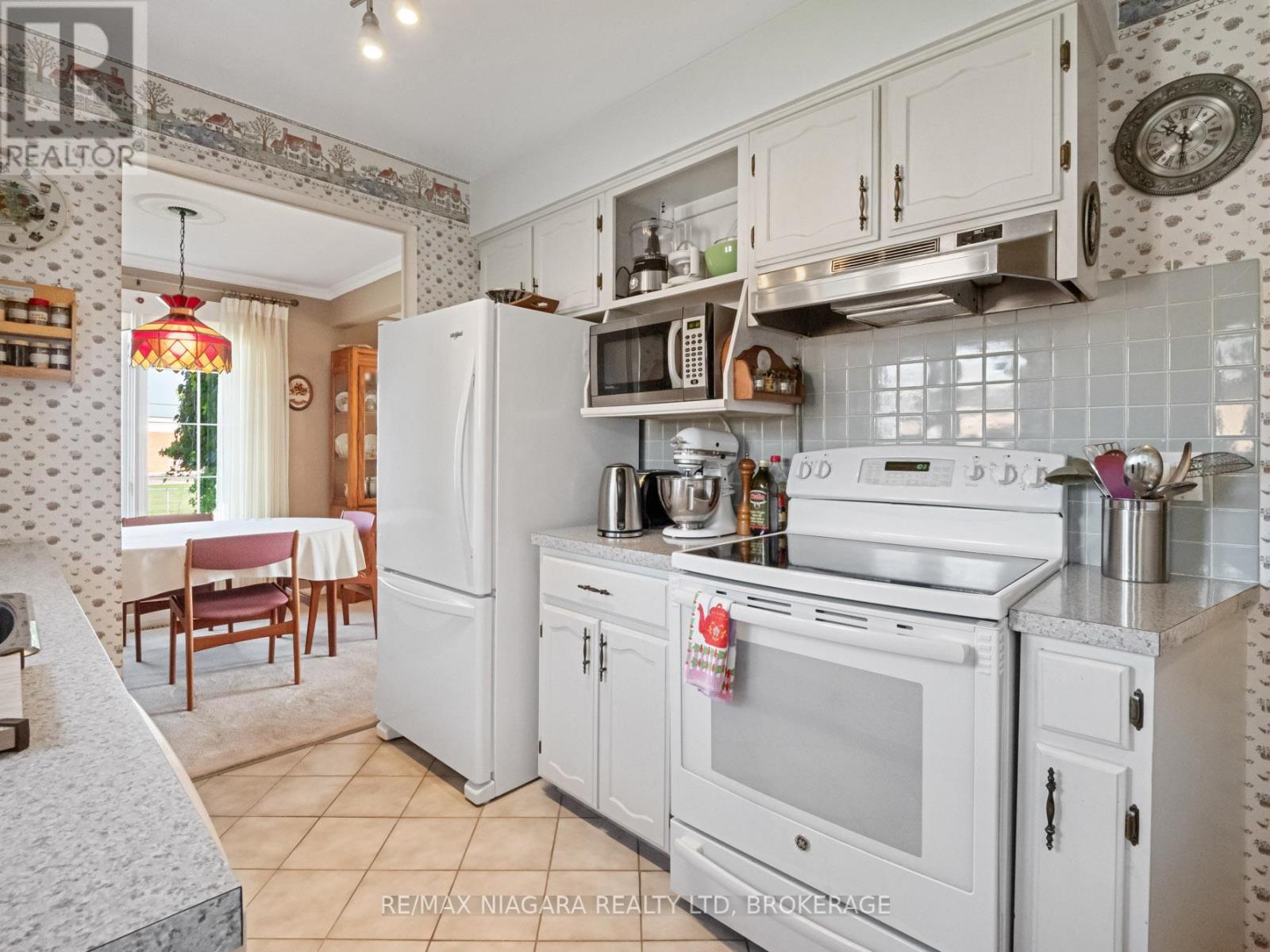 Photo 8 of 134 Champlain Drive N, Fort Erie ON