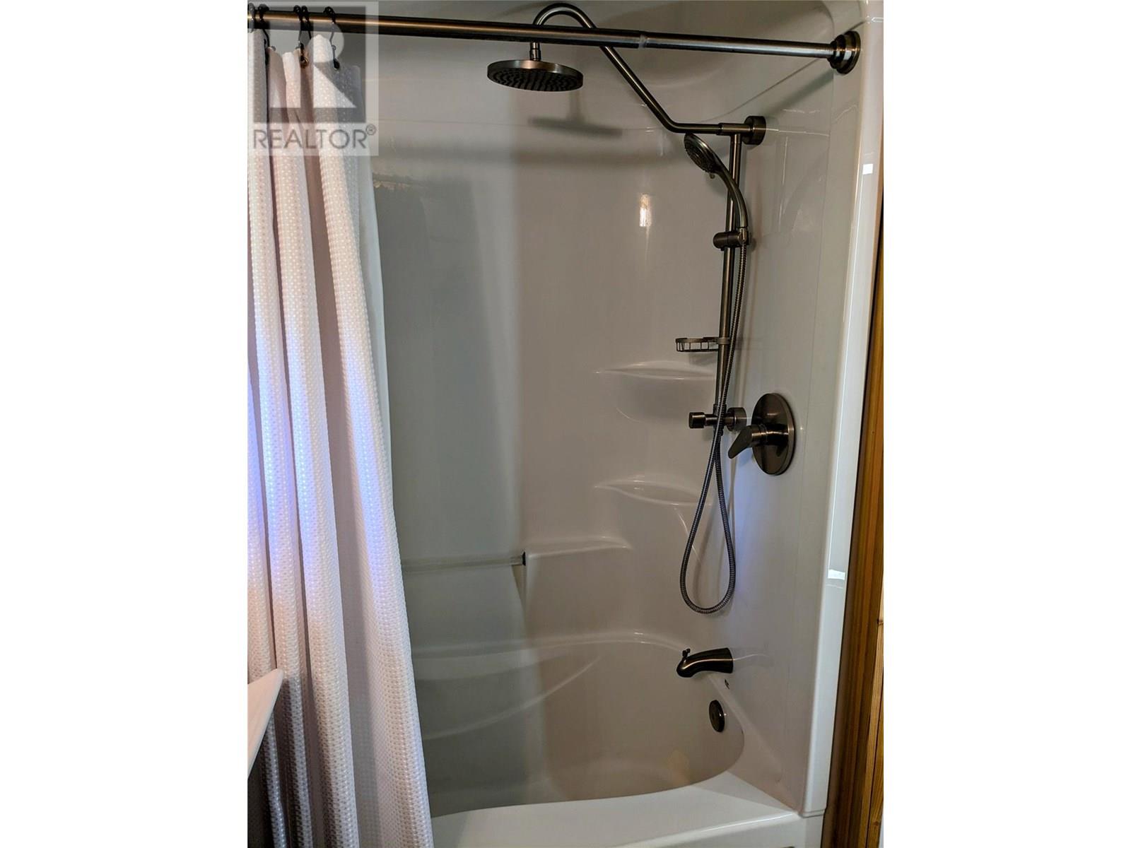 Photo 16 of 4152 51 Street, Creston BC
