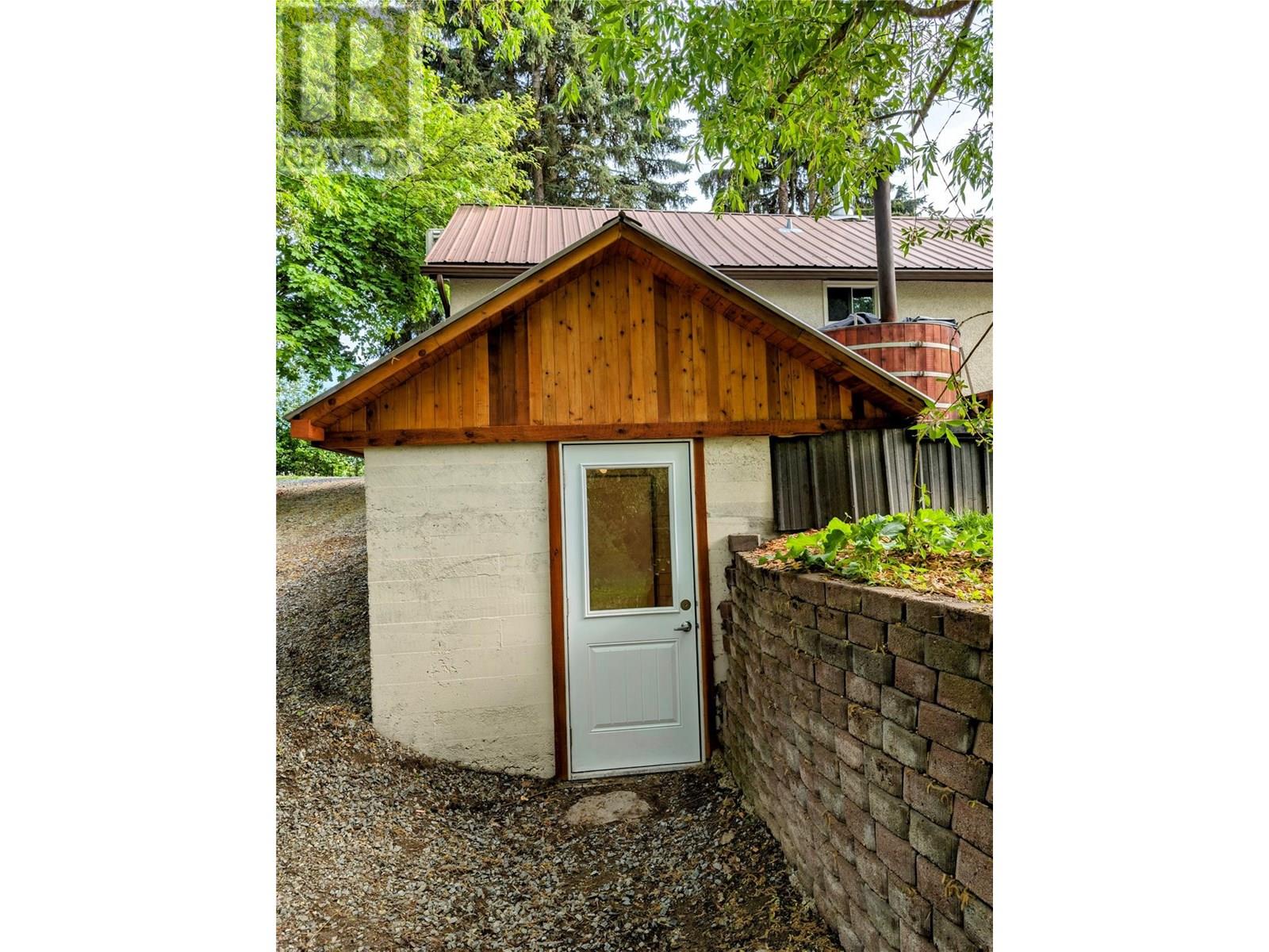 Photo 31 of 4152 51 Street, Creston BC