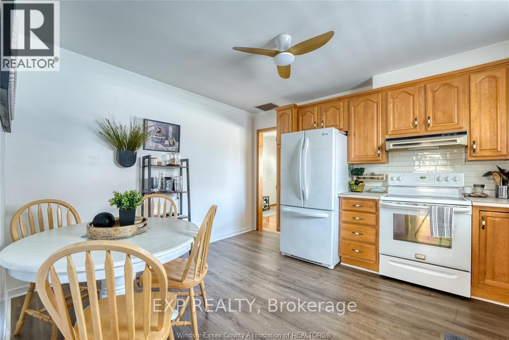Photo 2 of 337 Evelyn Street, Lakeshore ON
