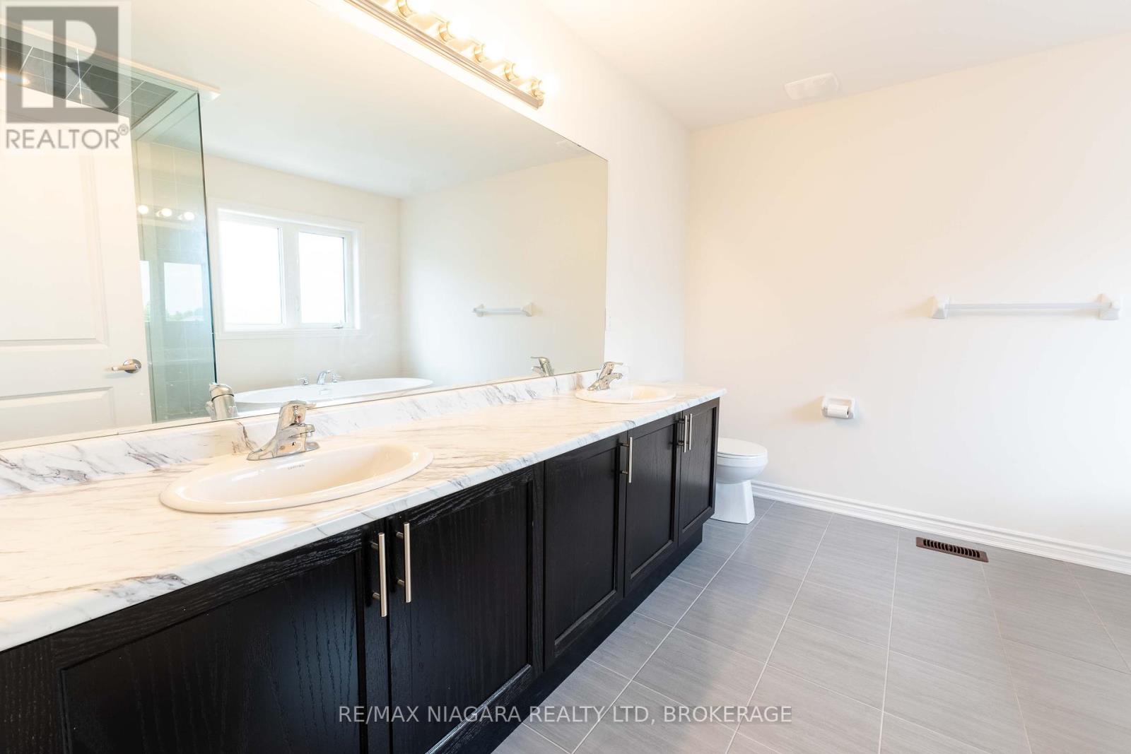 Photo 11 of 25 Oriole Crescent, Port Colborne ON