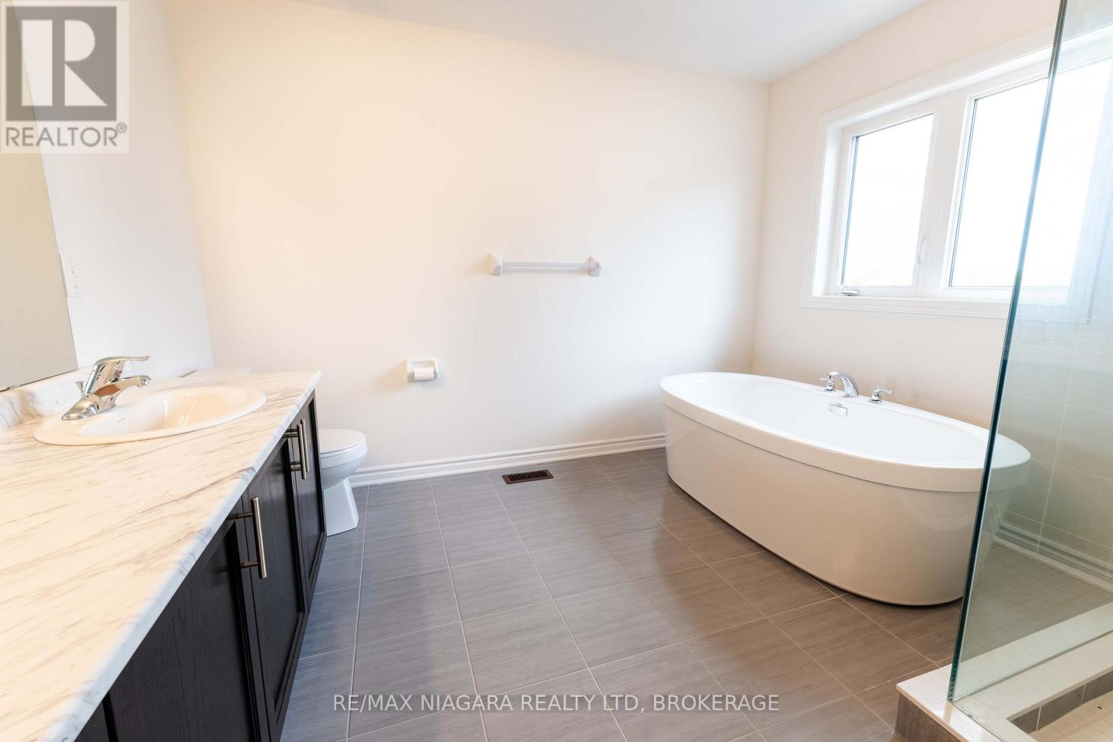 Photo 12 of 25 Oriole Crescent, Port Colborne ON