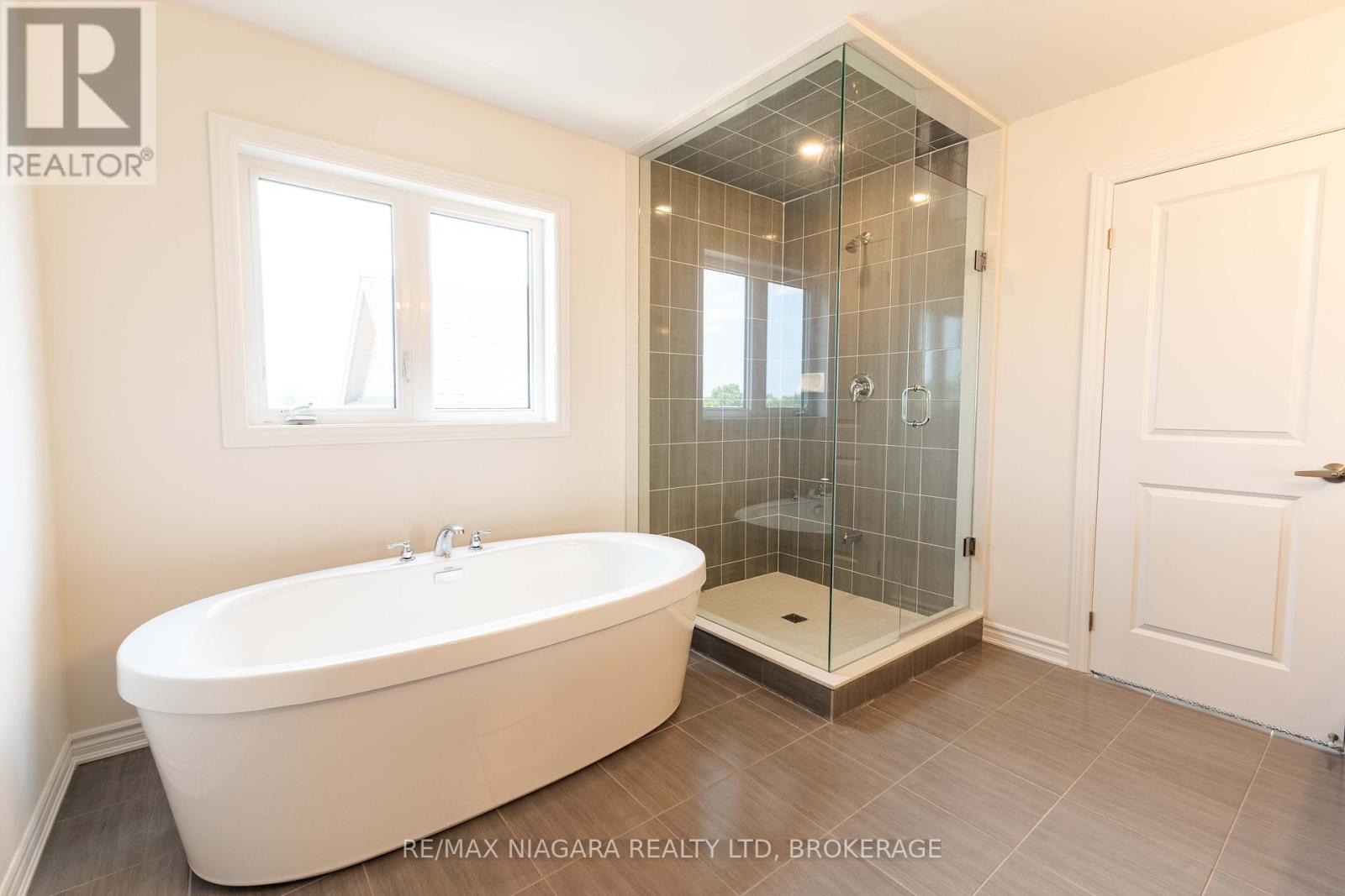 Photo 13 of 25 Oriole Crescent, Port Colborne ON