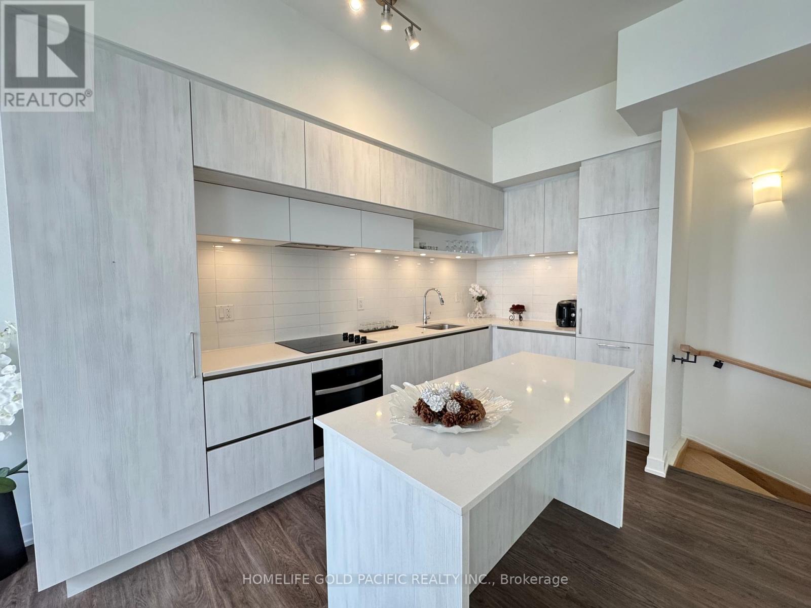 Photo 11 of 1009 14 David Eyer Road, Richmond Hill ON