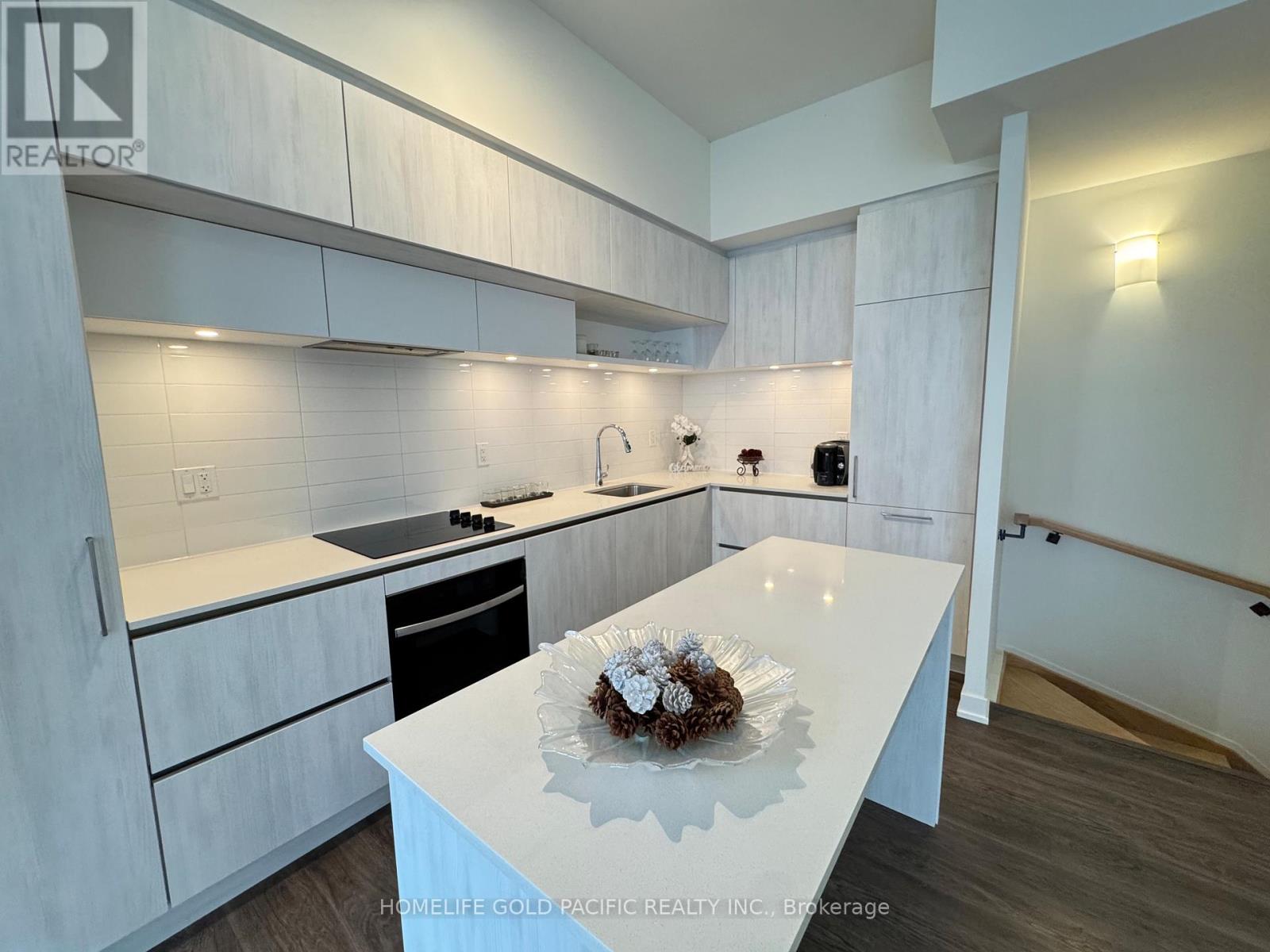 Photo 13 of 1009 14 David Eyer Road, Richmond Hill ON