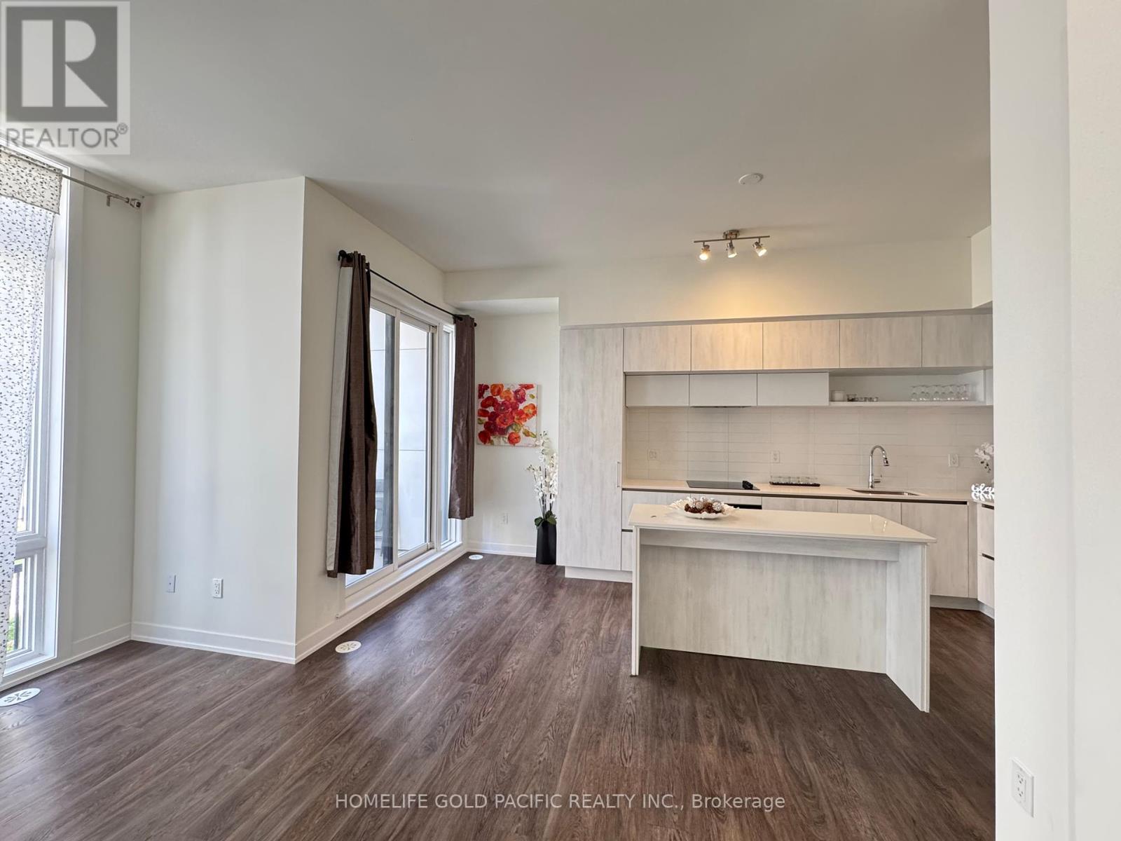Photo 5 of 1009 14 David Eyer Road, Richmond Hill ON