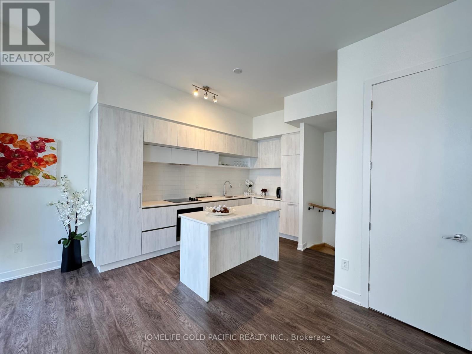 Photo 6 of 1009 14 David Eyer Road, Richmond Hill ON
