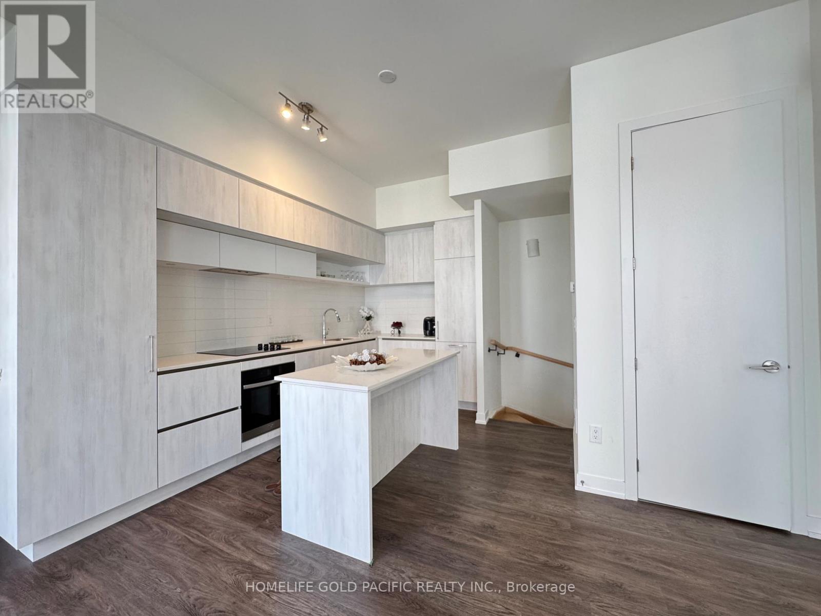 Photo 7 of 1009 14 David Eyer Road, Richmond Hill ON