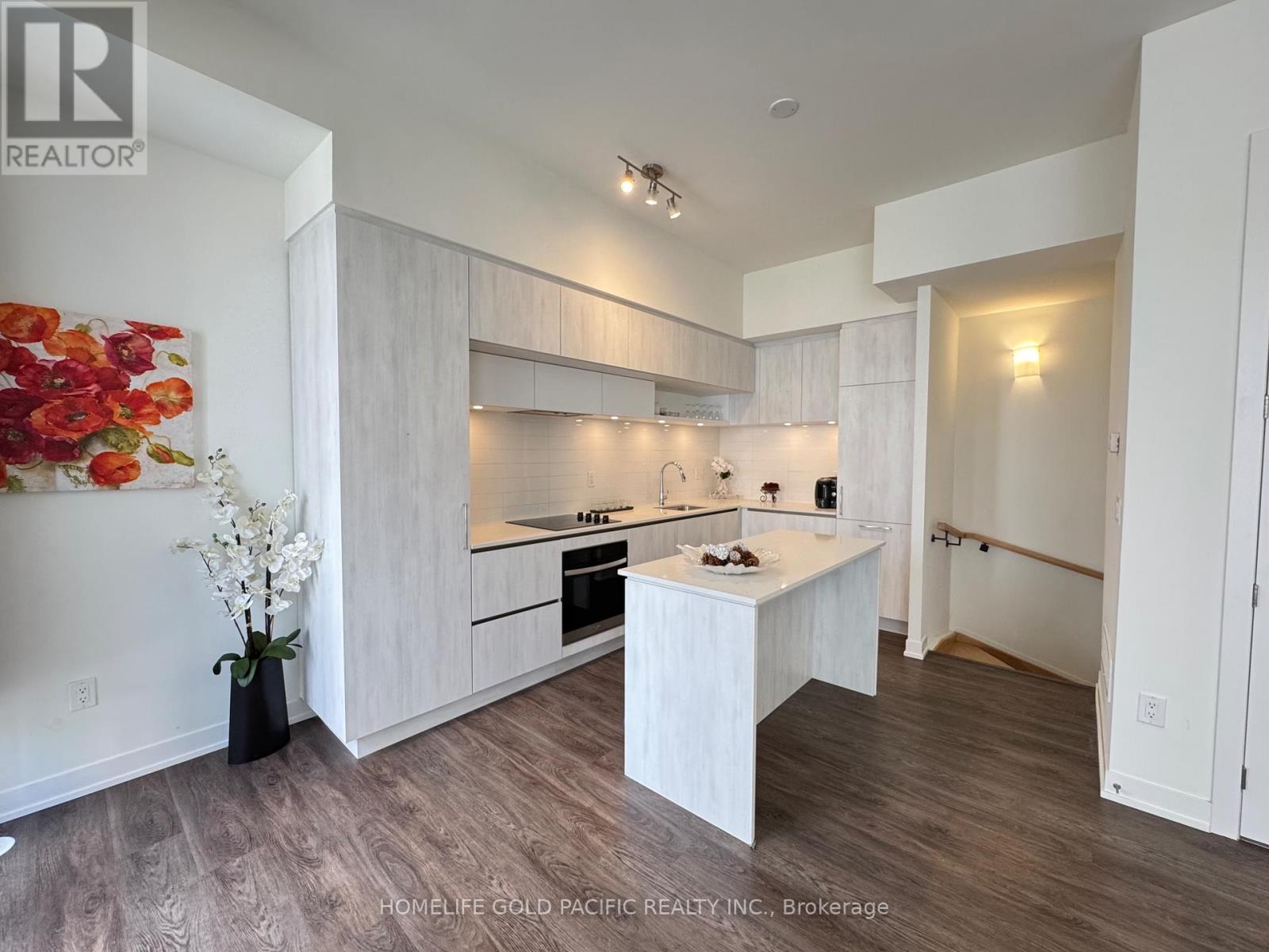 Photo 8 of 1009 14 David Eyer Road, Richmond Hill ON