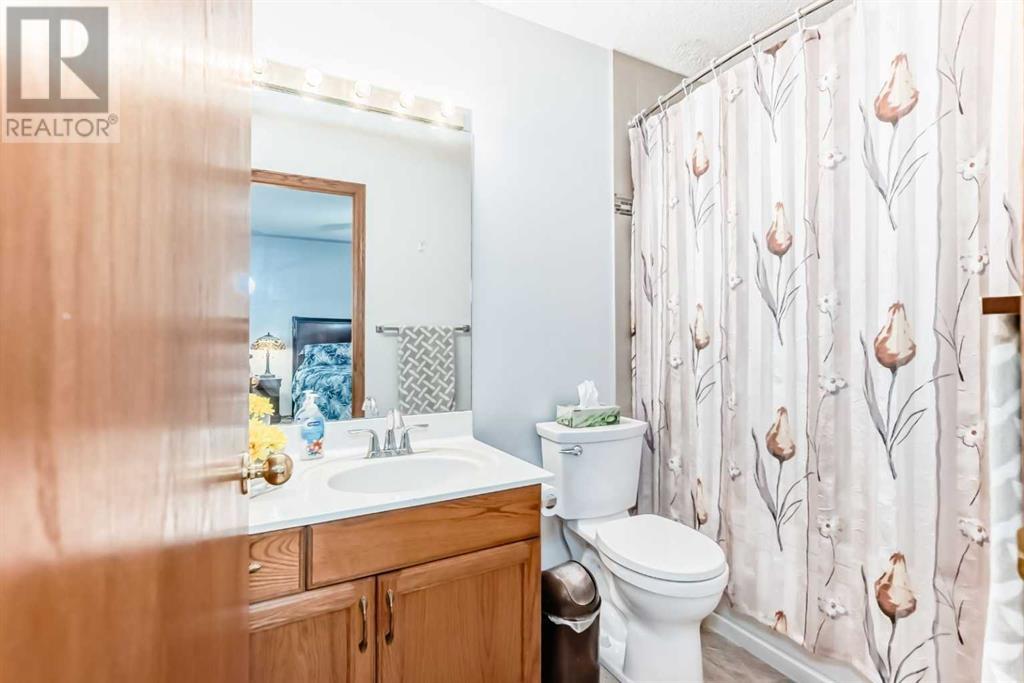 Single Family House Bi-level for Sale in  Harvest Oak Way NE Harvest Hills Calgary 
