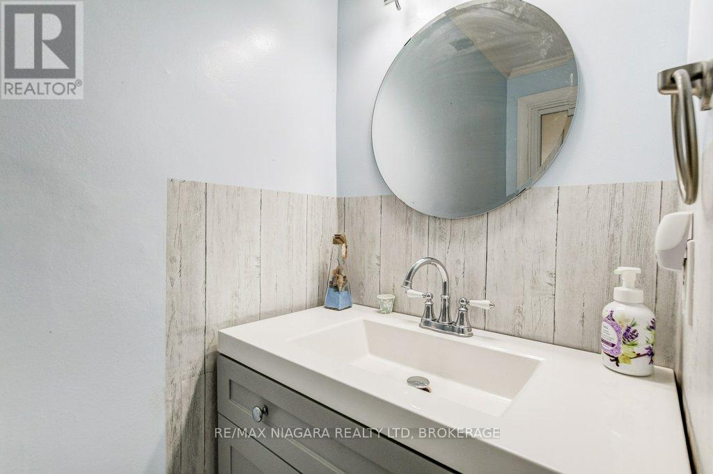 Photo 4 of 7 4230 Meadowvale Drive, Niagara Falls ON
