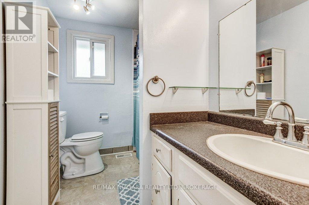 Photo 2 of 7 4230 Meadowvale Drive, Niagara Falls ON