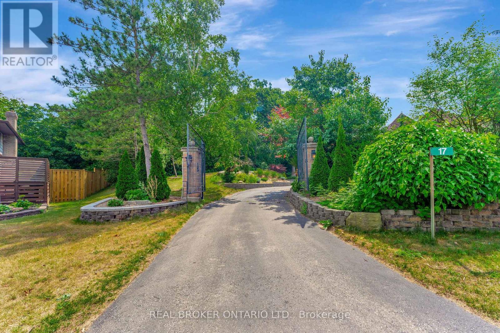 Photo 2 of 17 Lee Arn Court, Norfolk ON