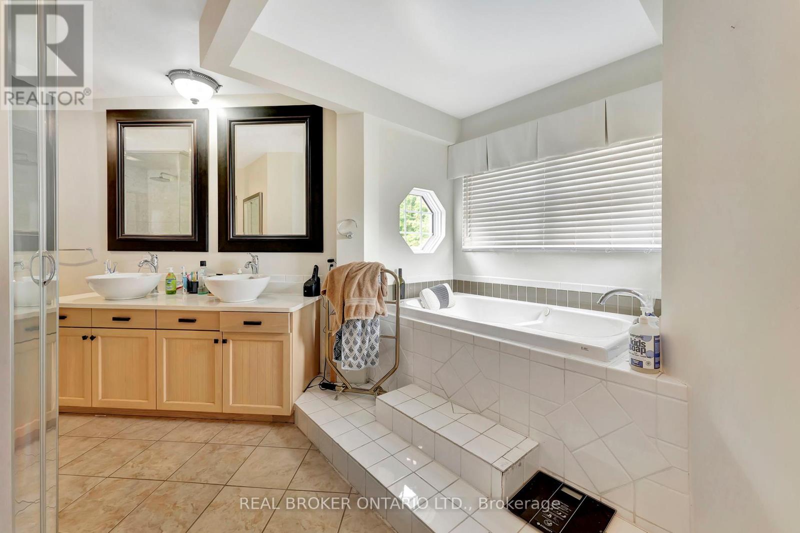 Photo 32 of 17 Lee Arn Court, Norfolk ON