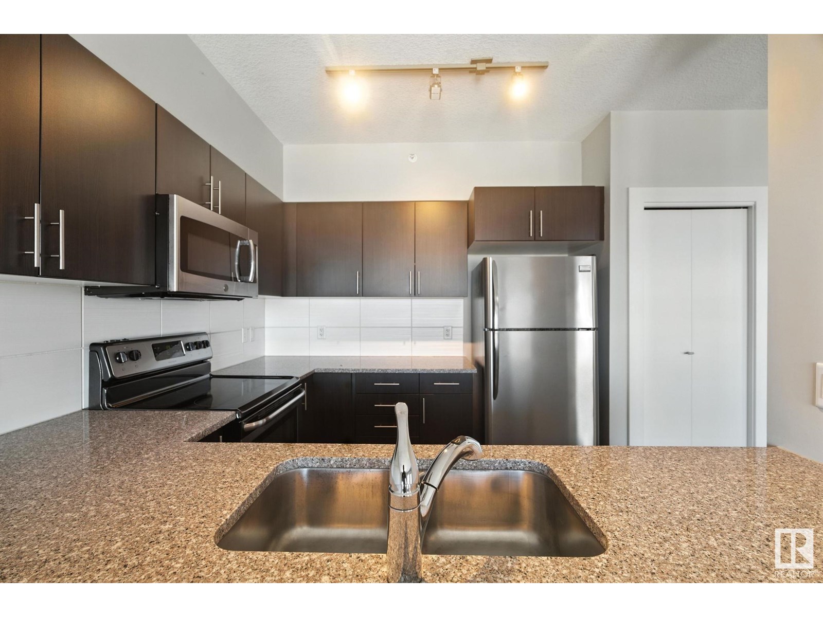 Photo 4 of 1306 10152 104 St Nw, Edmonton AB